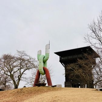 長峰山山頂にはオブジェと展望台