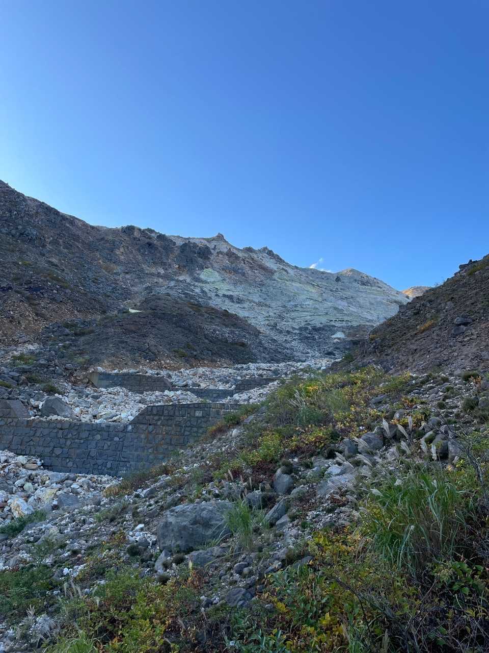 硫黄山からの煙がハッキリ見えてます。