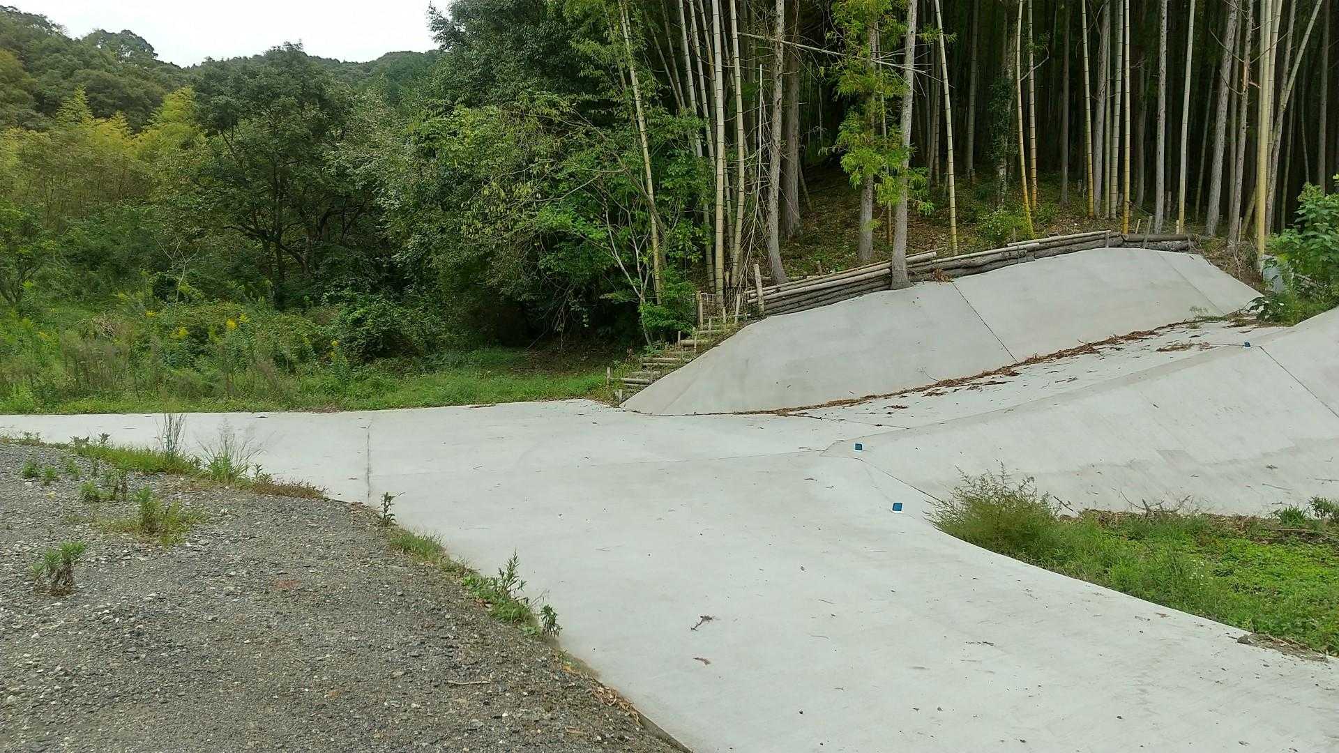 ピカピカ✨のコンクリート道で駐車スペースへ☺️