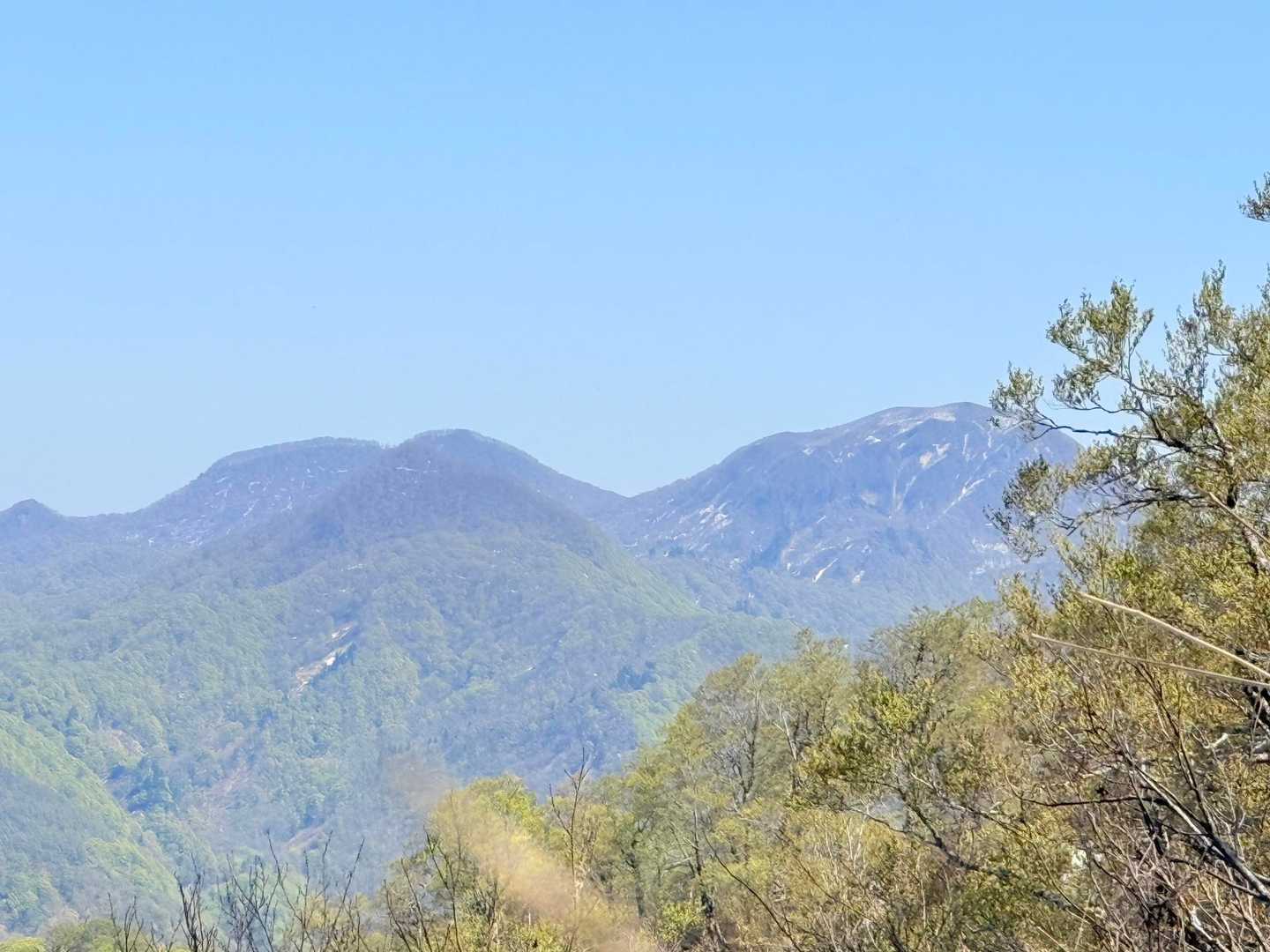 右、船形山　御所山でしたっけ
左🏔️なんだっけ？