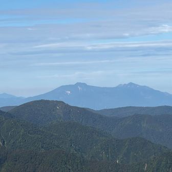 苗場山の右手には、
妙高山と火打山が大きく見えます。