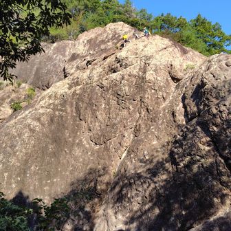 屏風岩の方がしっかりした崖のような感じ。