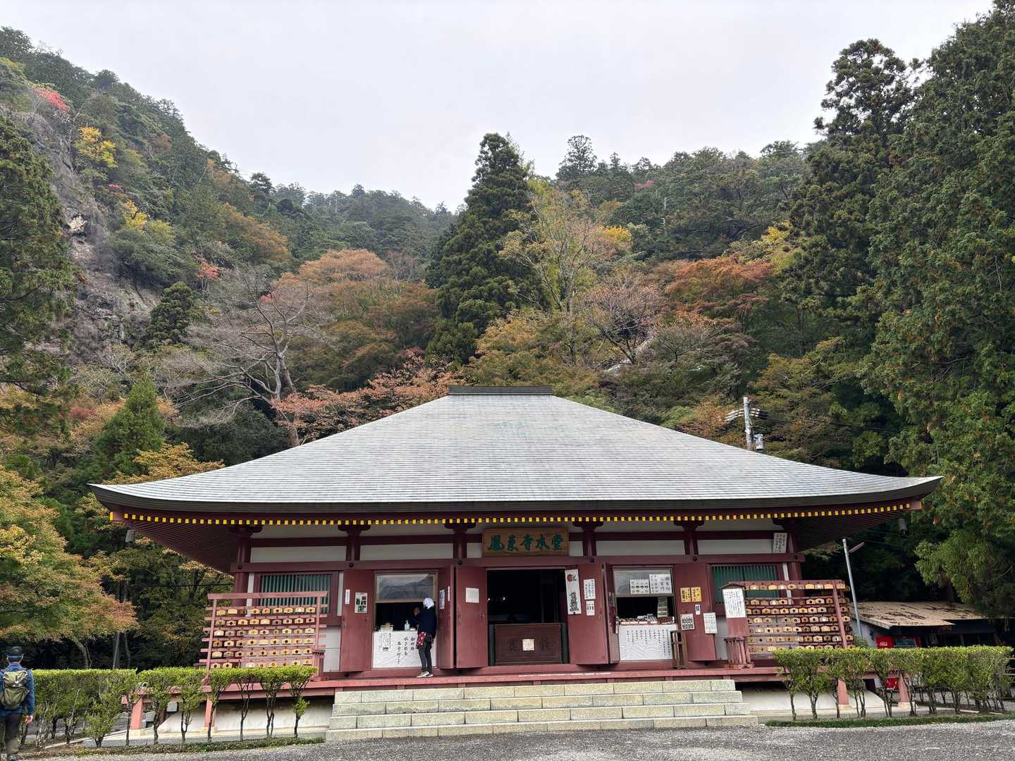とても立派な鳳来寺本堂
目の前には展望所👀✨️