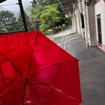 ロープイェイ🤭　の駅近くの売店でビニ傘を買う　赤　青　黄色・・・ クリアがない🤣　そんなラインナップ初めて見た　悩んで赤をチョイス