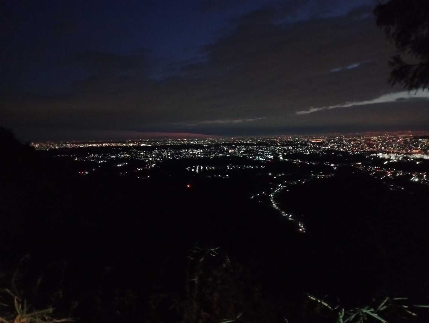 朝5:30
八王子城址駐車場🅿️集合
ヘッデン付けて
あっという間に夜景が綺麗なところに🥹
ここから見る初日の出も素晴らしいようです
大人数なのでスルーします💦