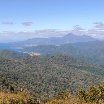 磐梯山の左には猪苗代湖