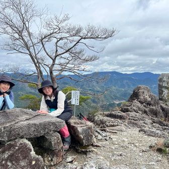 石のテーブルとベンチがあって、貸切り休憩タイム♪誰もいないとまったりできてgood👍