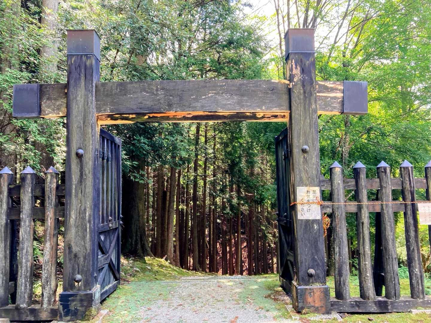 すぐに山門