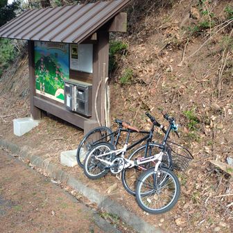 山友さんがご用意くださった自転車を下山場所にデポ→駐車場へ向かいます！　徒歩だとロード歩き１時間程かかるそう😨
