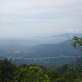 遠くに見えてるのは経ヶ峰あたりかな？