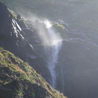 風強すぎて滝の水が山へ戻ってゆく🏔️