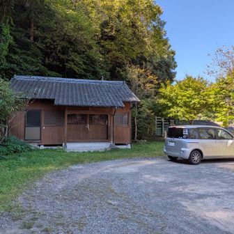神社の駐車場より