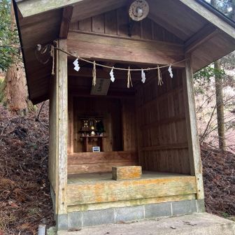 石段右手に白龍大神🐉