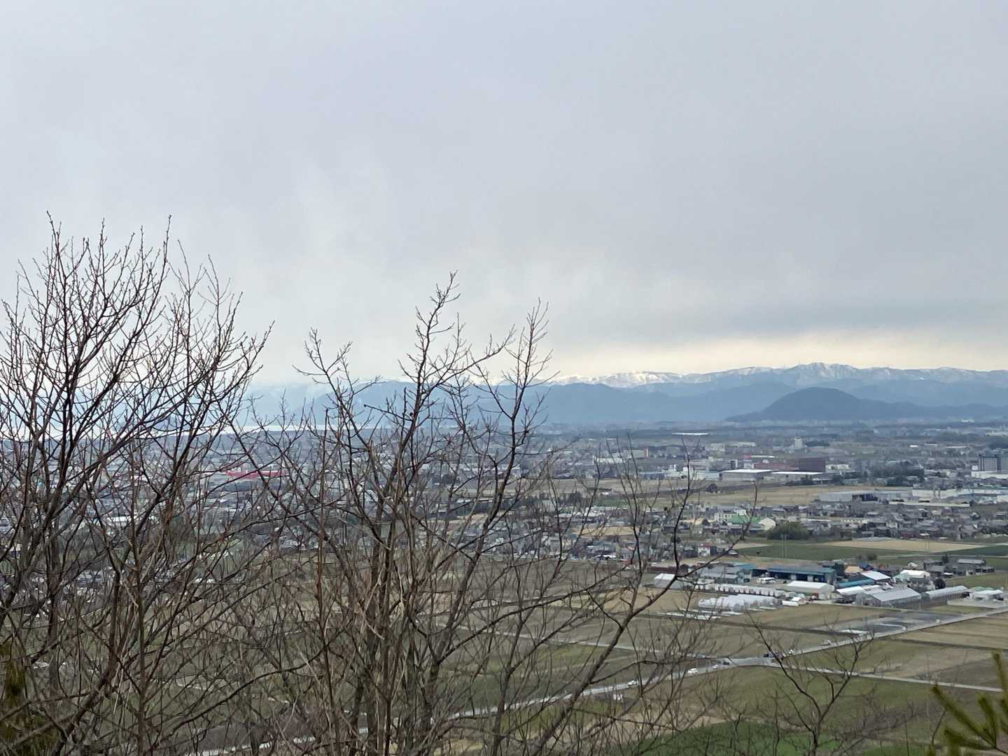 山頂から少し進んで、下りが始まると景色が見えました。左手に琵琶湖が見えました。