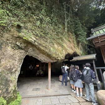 くり抜かれた岩の中は