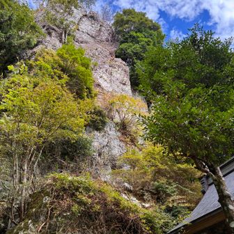 御神体は一夜にして出現した巨大な立岩
すごい