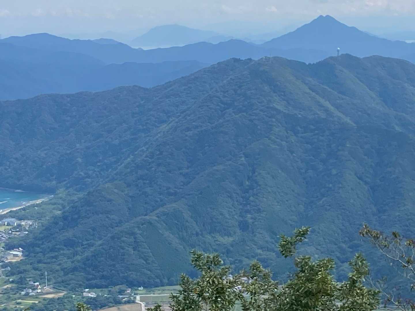 山頂に立つと360度の眺望
舞鶴市方面を望むと一際目を引く
青葉山⛰️