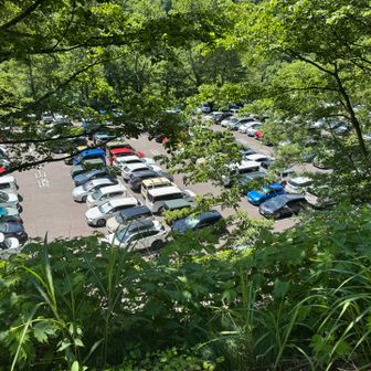別当出合駐車場、路駐の車がいっぱいでした。