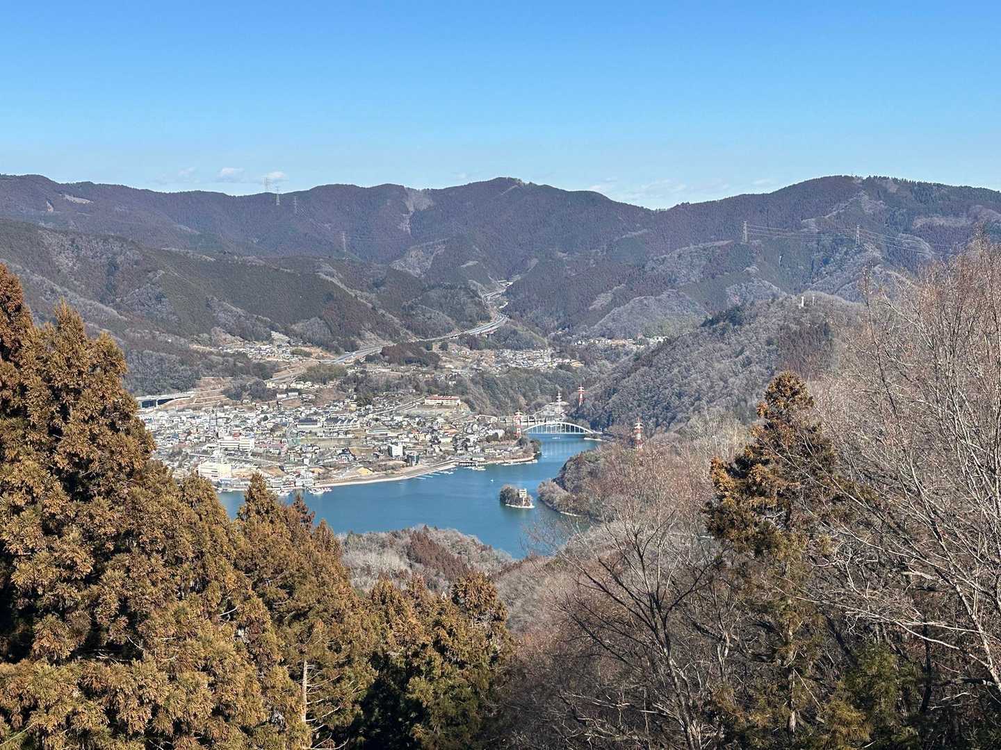 そして、これが大明神展望台からの眺め。
ここもいいなぁ。相模湖越しに見る正面のピークは高尾の景信山です。その右のピークは城山。
昨年縦走したとき、あちらの稜線から石老山みてたのかなー？　と思いながら、眺めがよいので、ここのベンチで大休止☕️今日は行動時間の1/3は立ち止まりと休憩🤭

