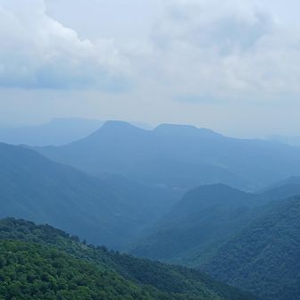 北上州､テーブルマウンテン三兄弟　上州三峰山(後閑峰)､吾妻耶山､大峰山　　　なんとなくこれが上州三峰のような気がする