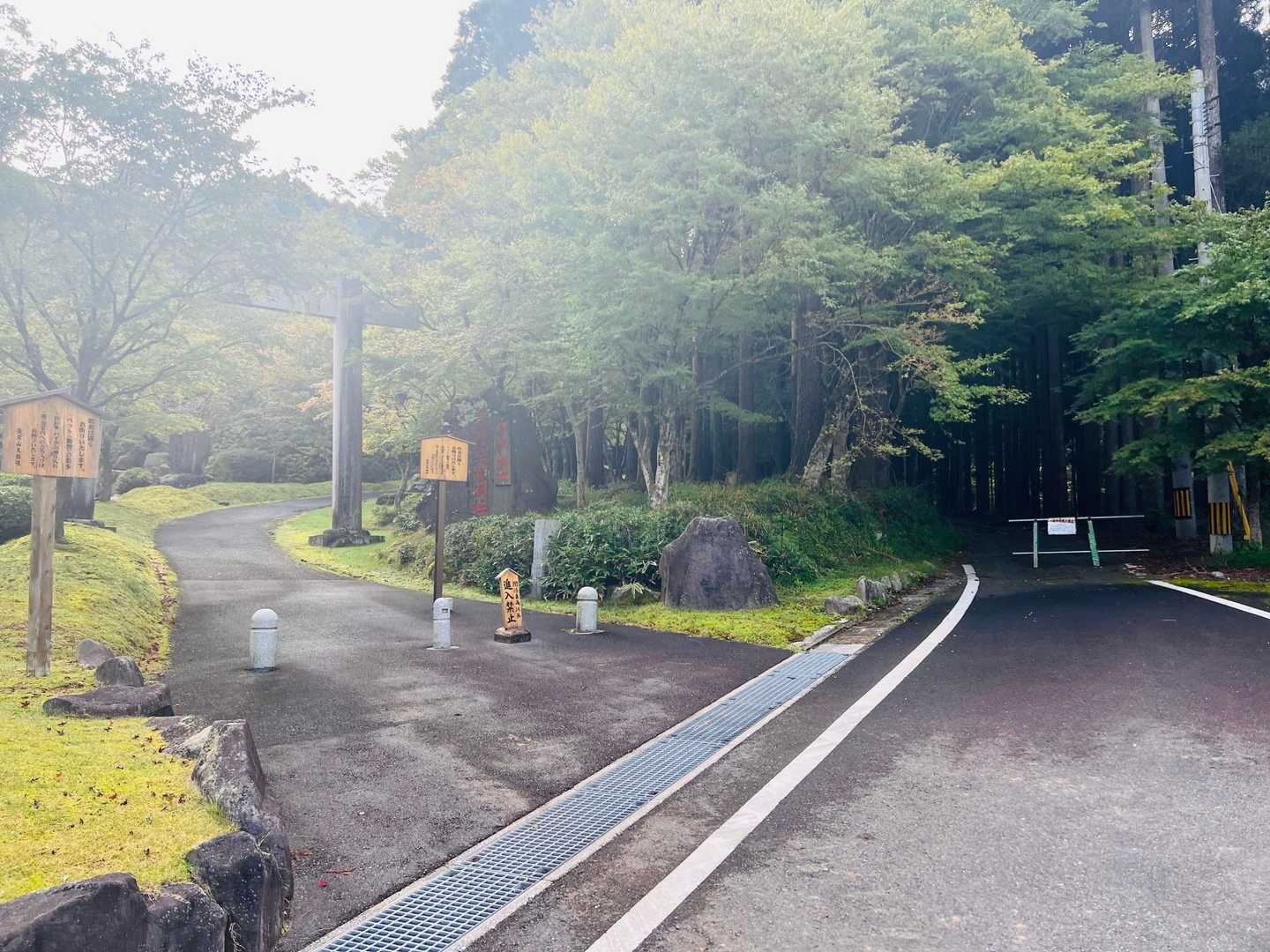 登山道は林道を真っ直ぐ。