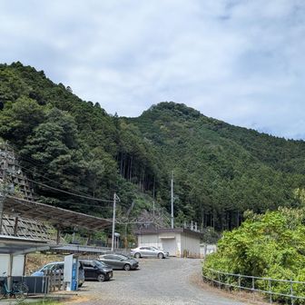 今回は車で正丸駅へ。奥武蔵でマイカー登山の発想は全くなかったが、時代は変わった。１０台ほど停められるようになっている。でも台風直前だったからか、山の日でも１０時半に着いて余裕で停められた。