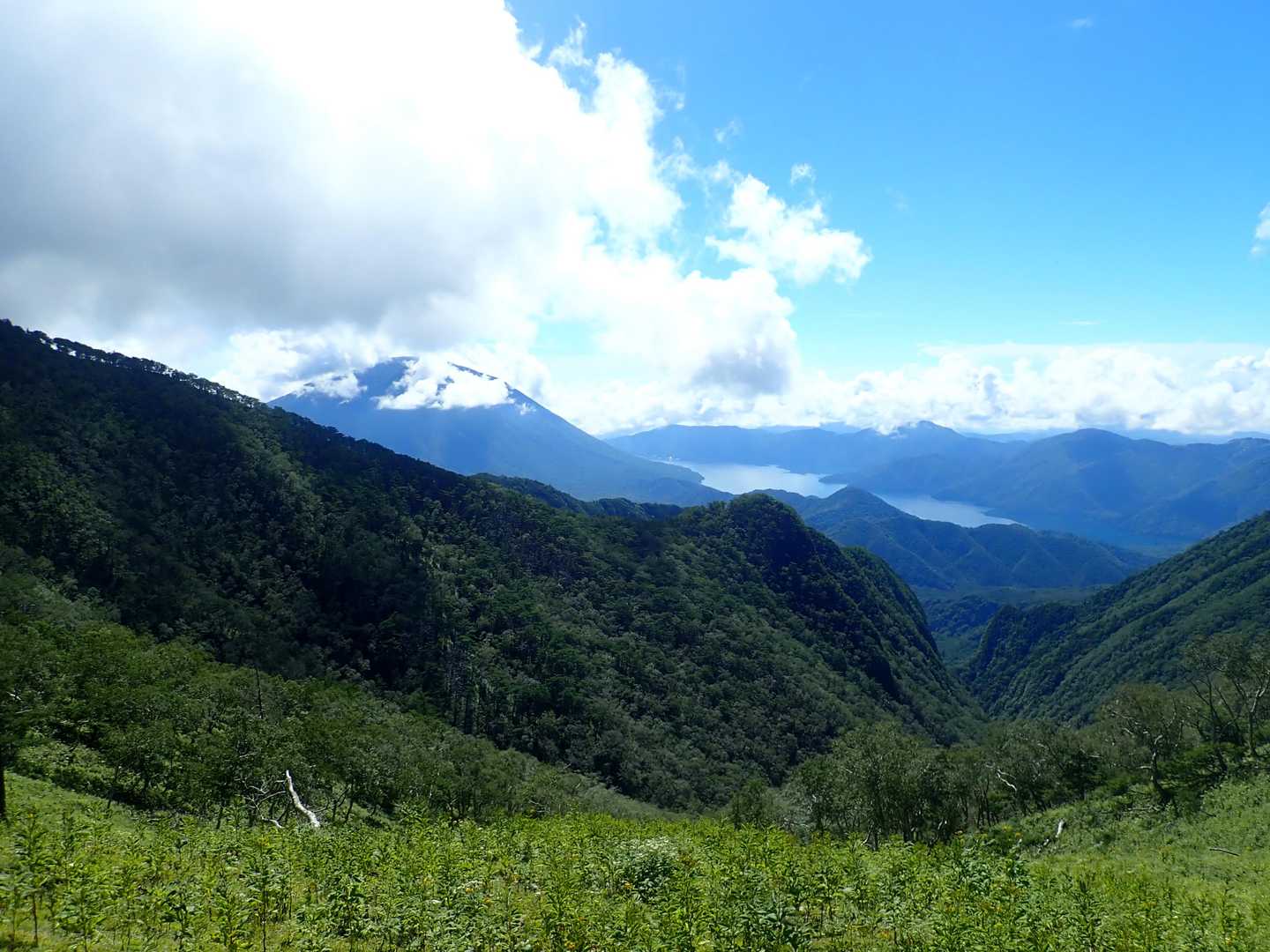 男体山は雲の中。