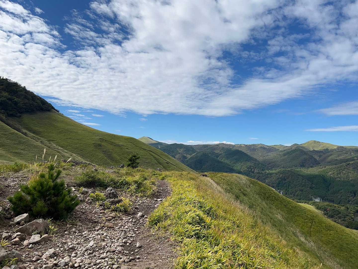 山頂広いし
眺め良すぎる🥰
一目山から右手は昨日あるいた涌蓋山への稜線