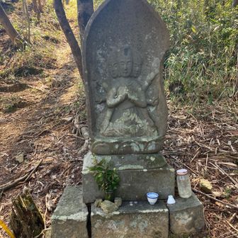 花立峠へ下りる途中に三面観音さまが。
いつも見守りありがとうございます。🙏
前を失礼しますよー。