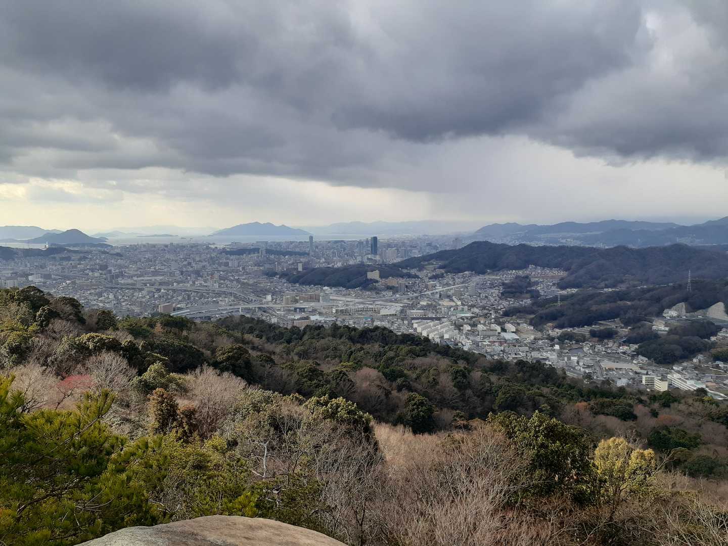 定点観測岩再び。
MTBの人たちは登り下りを繰り返しているようです。
外国の方のようでしたが、登山者には気を付けていて、登りの時に私が登っていくと大声で「STOP! BREAKING!!」と叫んで上から降りてくるライダーに注意喚起していました。
ライダーはゆっくりすれちがいざまに「ゴメンナサイ」とご挨拶。
ビックリしますが、こんな感じで配慮してくれれば良いかな☺️