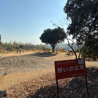 知多奥田駅から鍋山までほとんどベンチはないのですが、鍋山から河和口にかけては、ところどころにベンチが設置されていました。