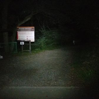 トイレ休憩の後、登山口に向かって出発です。山の中で便意を催す事に恐怖心を抱いているので、入山直前のトイレ休憩が長くなりがち。登山届はYAMAPで事前に提出済みでしたが、念の為こちらの登山ポストにも投函しておきました。