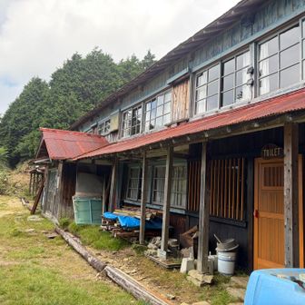 右側の新しいドアがトイレ
