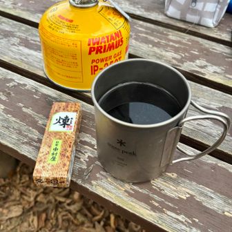 せっかくだからコーヒー飲んだ。いただきものの中村屋の羊羹を食べる。うまい😋