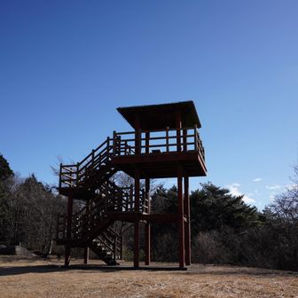 土岳山頂上の展望台に上がって景色を見ることに