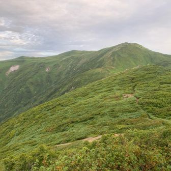 ちょい左の飯豊山頂が見えた