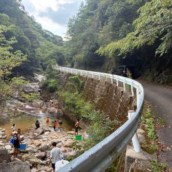 石山渓で川遊び気持ちよさそう、、、この後リュクと靴を脱ぎサブンしました