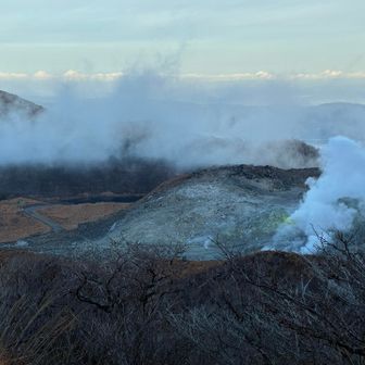 硫黄山見えたモクモク音を立てて出てる