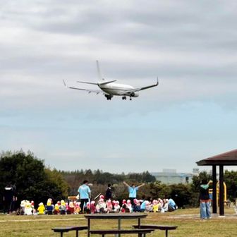 遠足の幼稚園児たちの頭上を飛んでいく✈️
なかなかイイ絵が撮れた📸✨
両手を上げる先生がまたイイ〜👍🏻