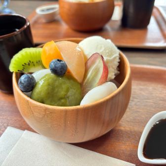 どうしてももう一度食べたかったクリームあんみつ！
あんこ、フルーツ、アイス、寒天どれもいいバランスだけど、お餅が美味しすぎて、白玉家でも作ろう！と話していたら、
小屋の方に
「ぜひ、作ってください😎」と言われて恥ずかしかった…作ります！