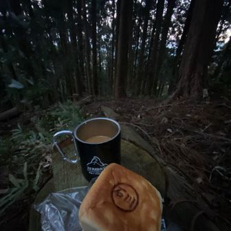 風が無い場所を見つけた！
と、すかさずコーヒー沸かしましたが、やっぱり風が吹いてきてぜんぜん沸かない😅だいぶ時間ロスしてたら暗くなりました😁
でもやっとクリームパンにありつけ、満たされました