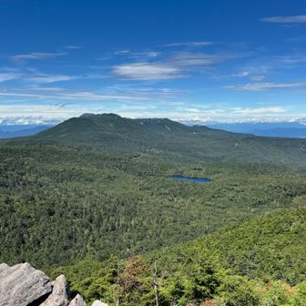 白駒池と北横岳、蓼科山