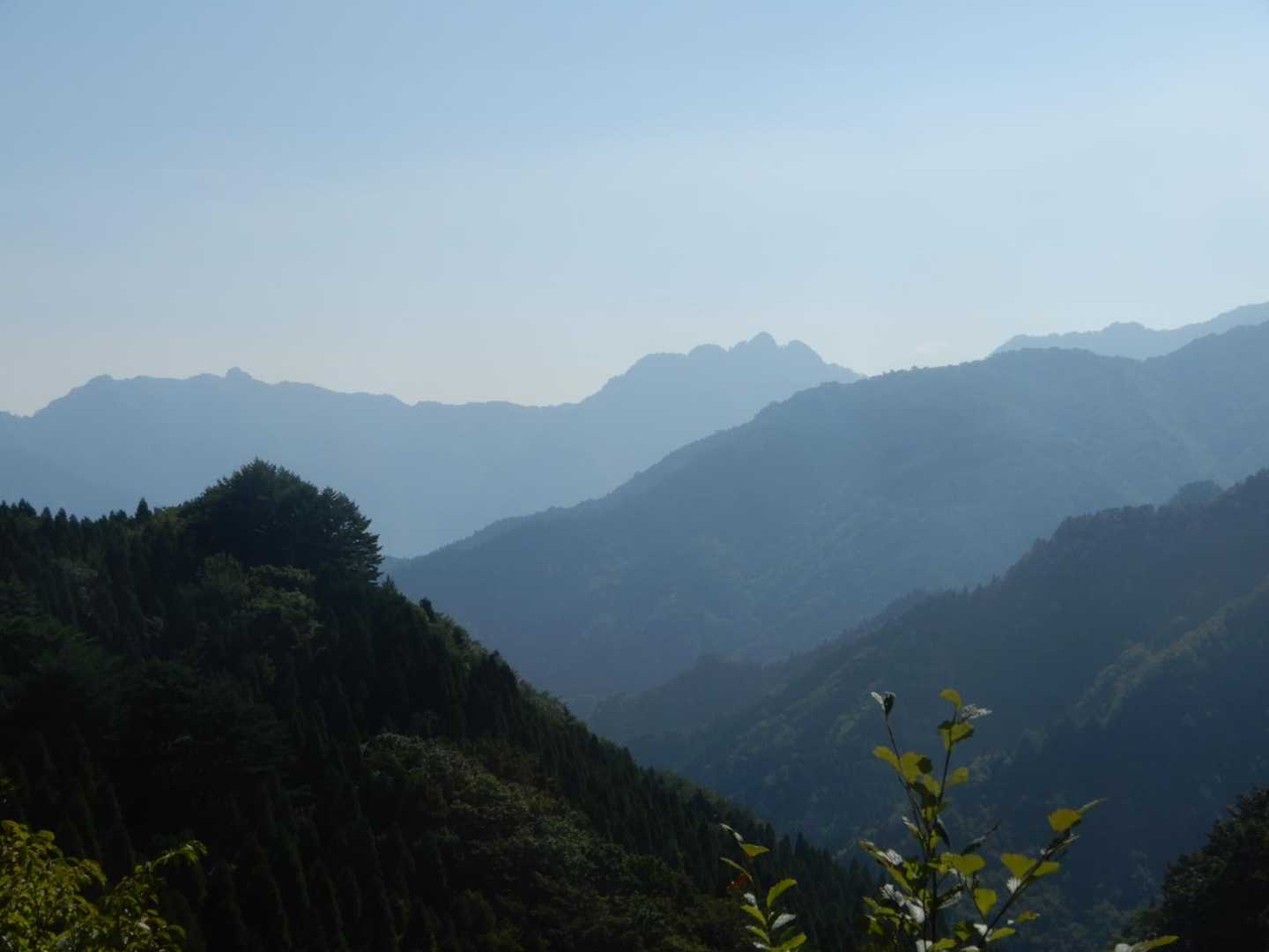特徴あるボコボコの山は傾山のようですね！
