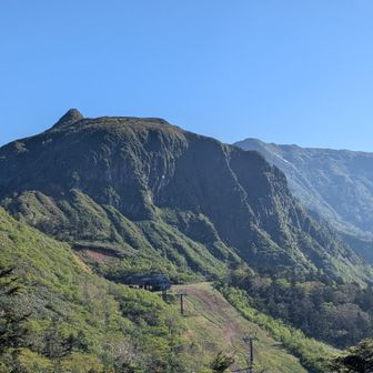 剣ヶ峰山   横から見るとカッコいい
冬季はリフトでここまでこれるようです