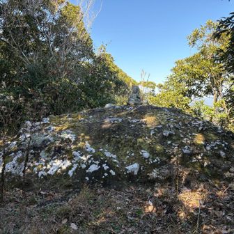 大岩の上のお地蔵さん