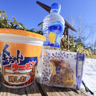 先日の奈良遠征で買った
御当地カップラーメン？とお菓子

お菓子は賞味期限1週間切れ💣️

山で食べようと取っておいたけど
ぜんぜん登ってないから残ってしまった😂

美味しかった💕

奈良銘菓
春日鹿まんじゅう　かのこ
りんご味(季節限定)🍏
