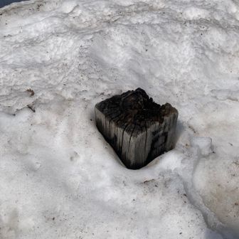 山頂標柱は、アタマだけ^_^