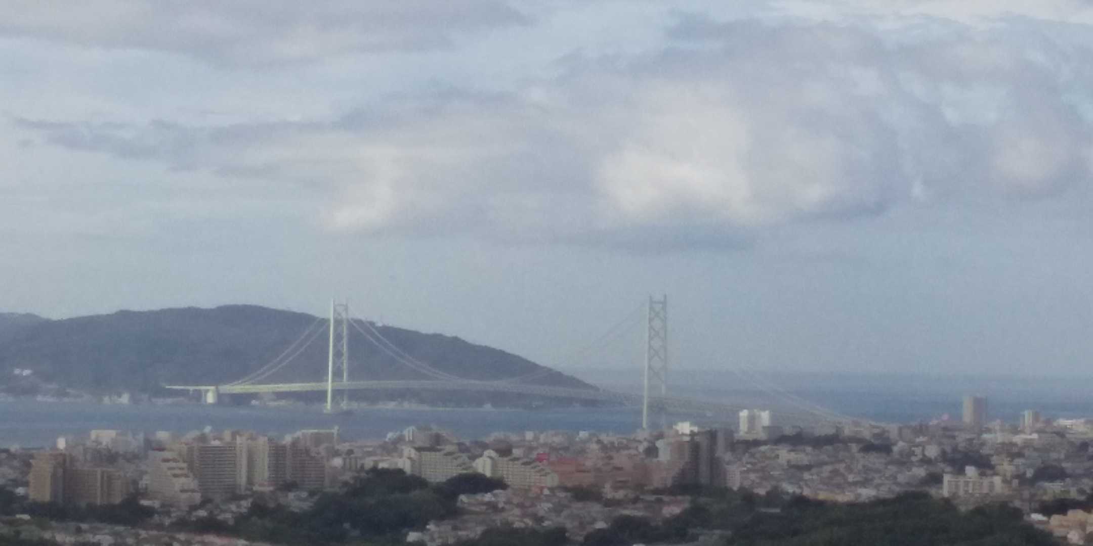 上りきると良い眺めです😊明石海峡大橋がきれいに見えます😊