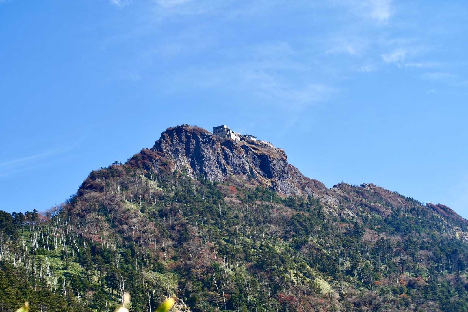 弥山、険しい山⛰️。あんな場所によく立派な建物を建てたなあ。
