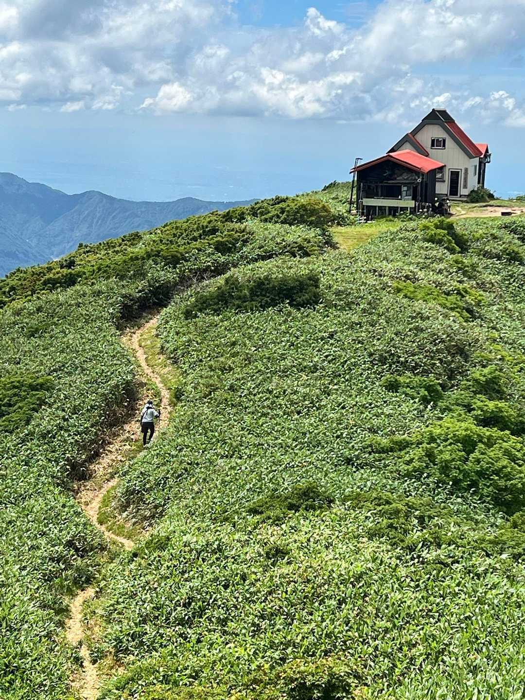 頼母木山　山頂から小屋🛖へ。